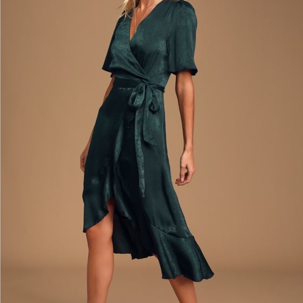 NWT Lulus ‘wrapped up in love’ dark green faux-wrap midi dress.